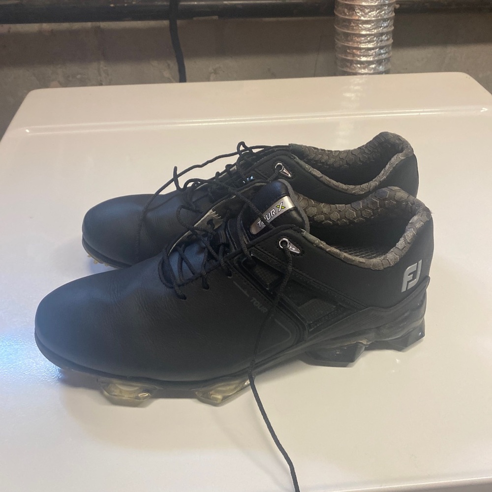 Footjoy Tour X golf shoes. Size 9.5 Wide. Extremely comfortable and stylish.